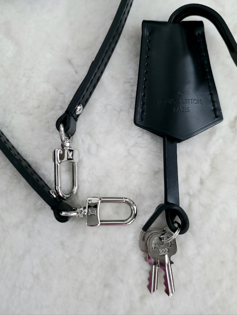 Louis Vuitton Black Epi Alma BB Crossbody Bag - Picture 4 of 10